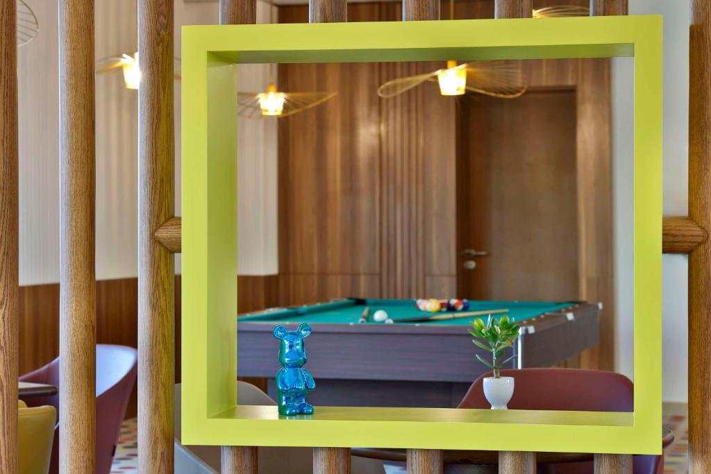 Biliár nebo kulečník v ubytování Hampton by Hilton Sharma NEOM Community 1