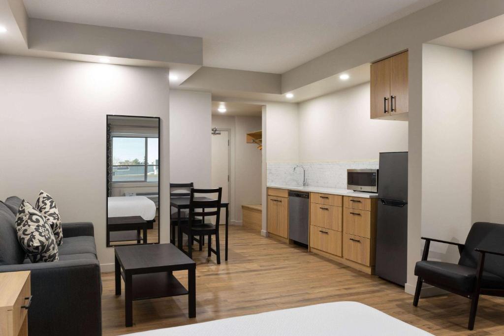 Kuchyň nebo kuchyňský kout v ubytování Baymont by Wyndham West Edmonton