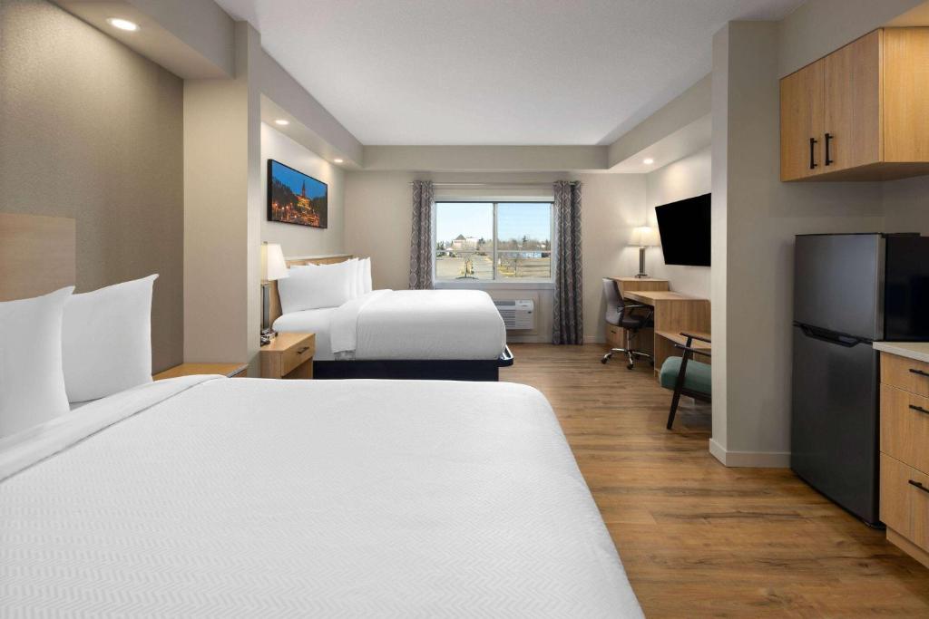 Postel nebo postele na pokoji v ubytování Baymont by Wyndham West Edmonton