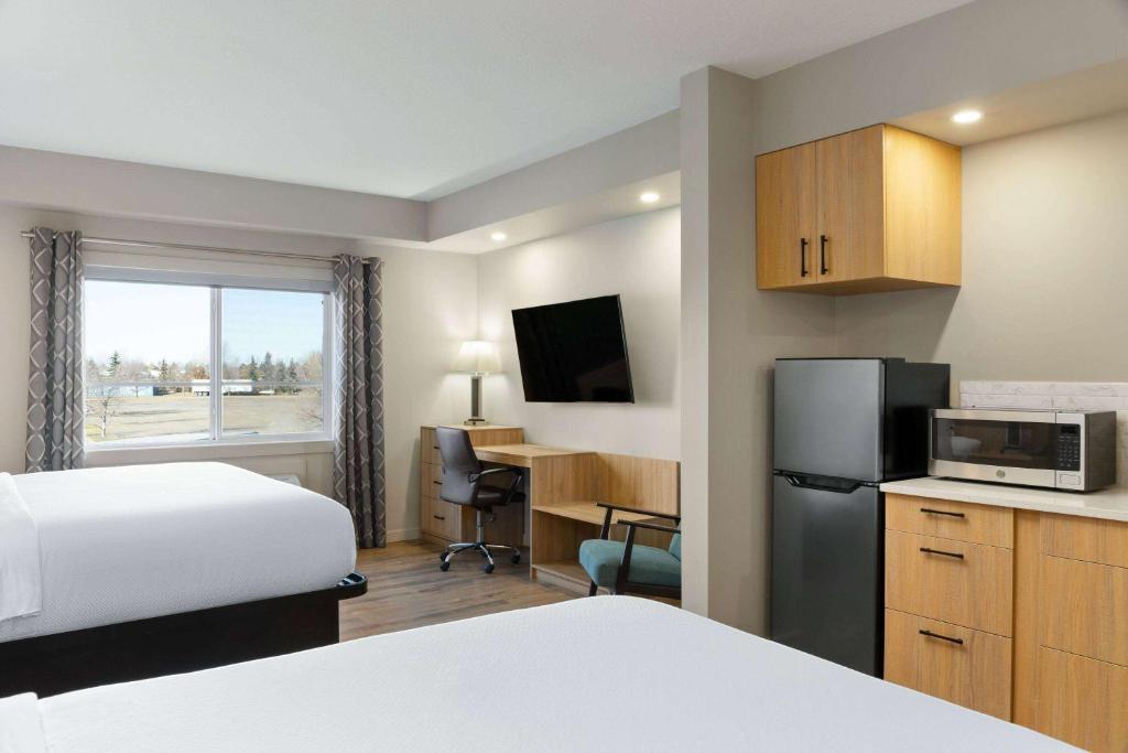 Kuchyň nebo kuchyňský kout v ubytování Baymont by Wyndham West Edmonton