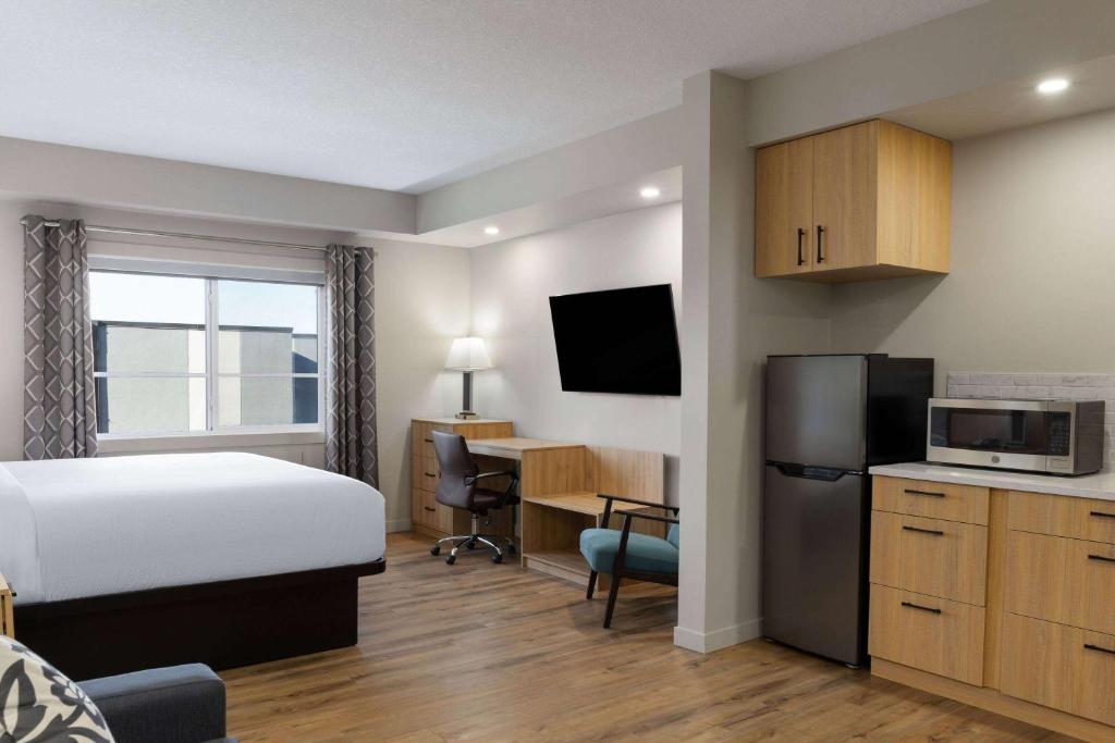 Kuchyň nebo kuchyňský kout v ubytování Baymont by Wyndham West Edmonton