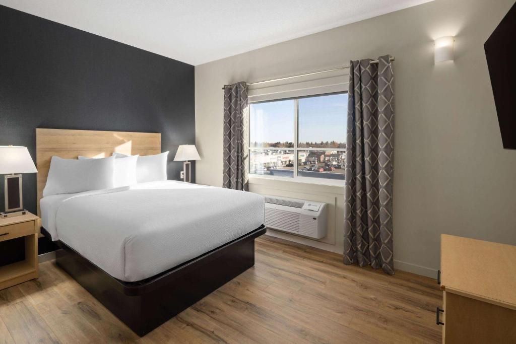 Postel nebo postele na pokoji v ubytování Baymont by Wyndham West Edmonton