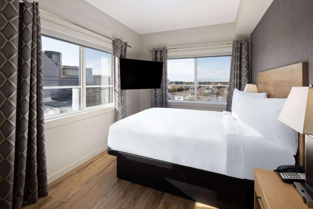 Postel nebo postele na pokoji v ubytování Baymont by Wyndham West Edmonton