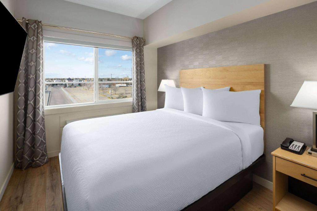 Postel nebo postele na pokoji v ubytování Baymont by Wyndham West Edmonton