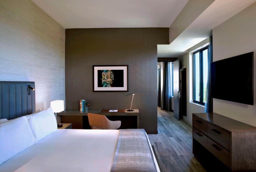 Postel nebo postele na pokoji v ubytování THesis Hotel Miami Coral Gables, Curio Collection by Hilton