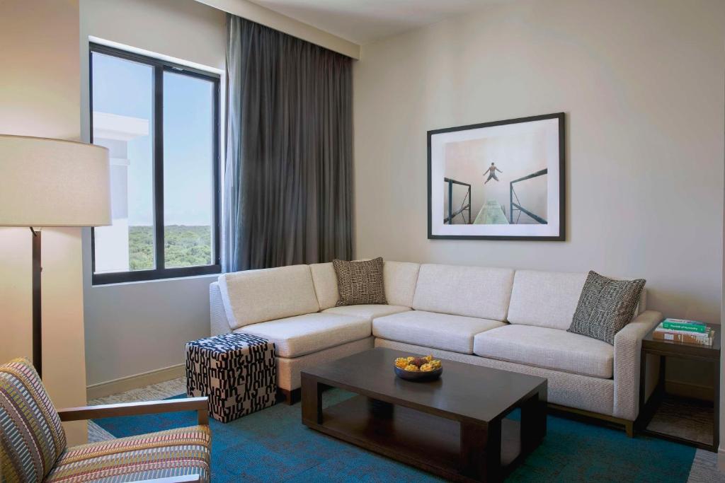 Posezení v ubytování THesis Hotel Miami Coral Gables, Curio Collection by Hilton