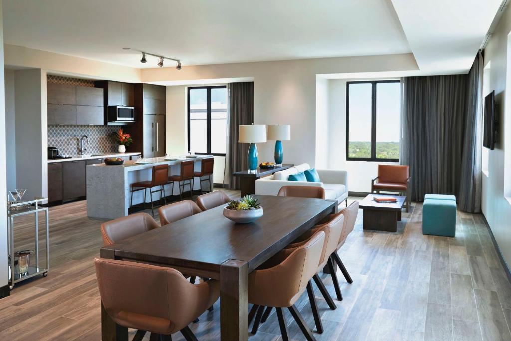 Kuchyň nebo kuchyňský kout v ubytování THesis Hotel Miami Coral Gables, Curio Collection by Hilton