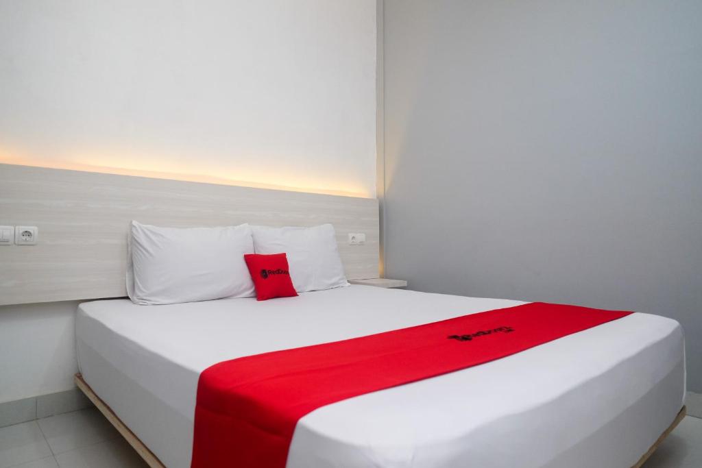 Ένα ή περισσότερα κρεβάτια σε δωμάτιο στο RedDoorz near Exit Tol Pekalongan