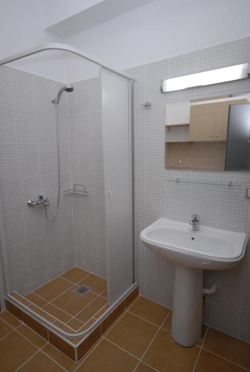 RentRooms Thessaloniki - Mannelijke Slaapzaal Met 6 Bedden
