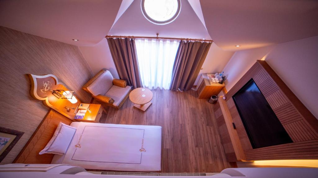 Royal Dragon Hotel - Family Room