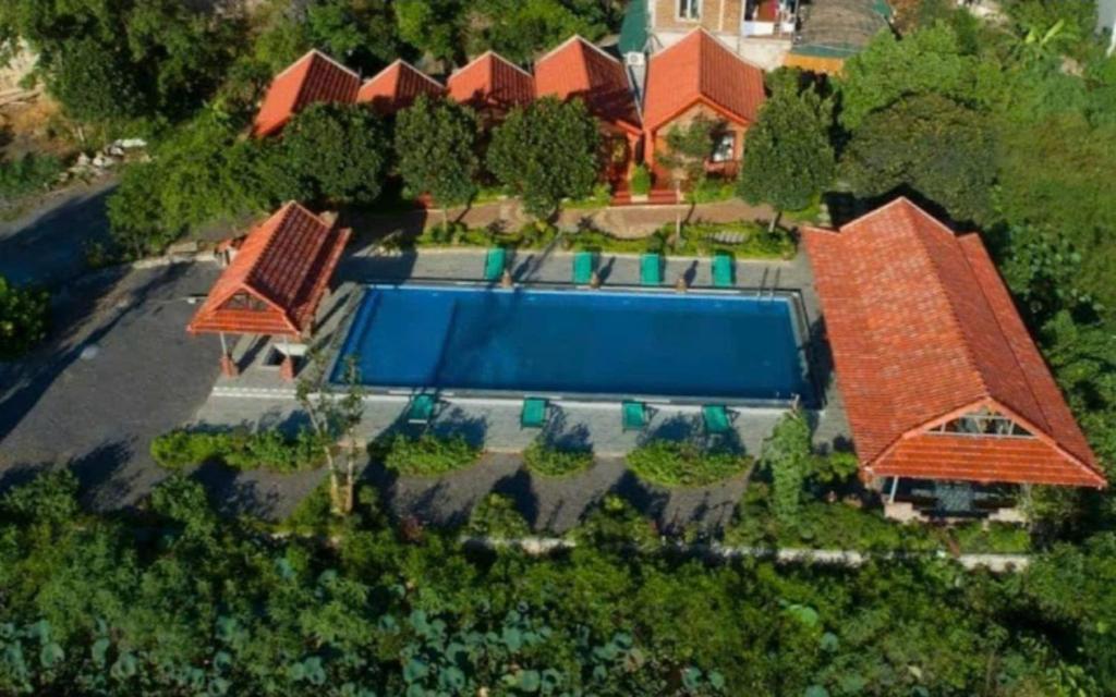 宁平Tam Coc Mr Loa Bungalow的带游泳池的房子的鸟瞰图