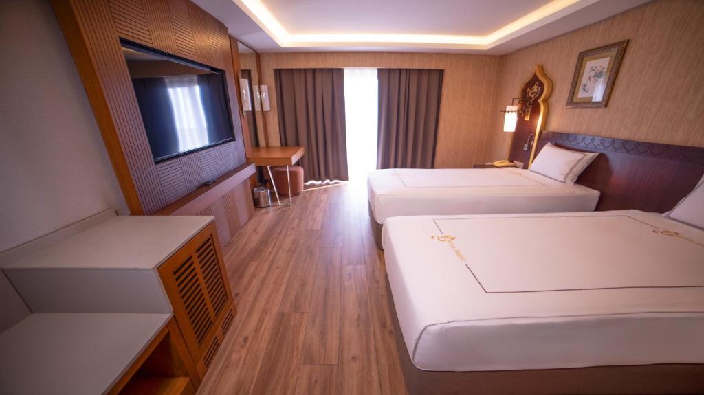 Royal Dragon Hotel - King Suite