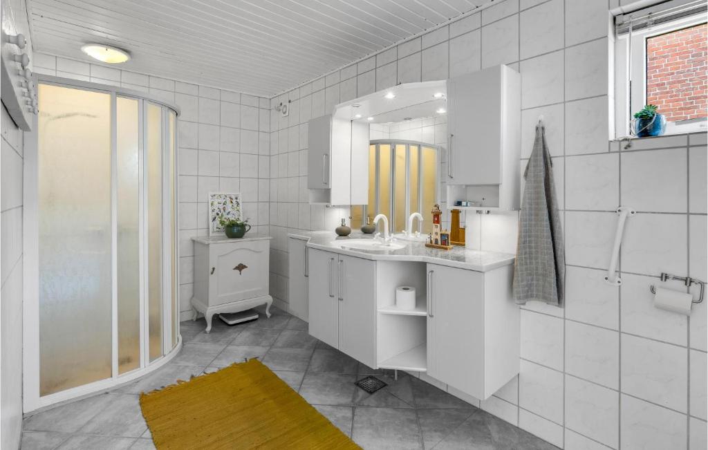 Vannituba majutusasutuses 4 Bedroom Amazing Home In Søby Ærø