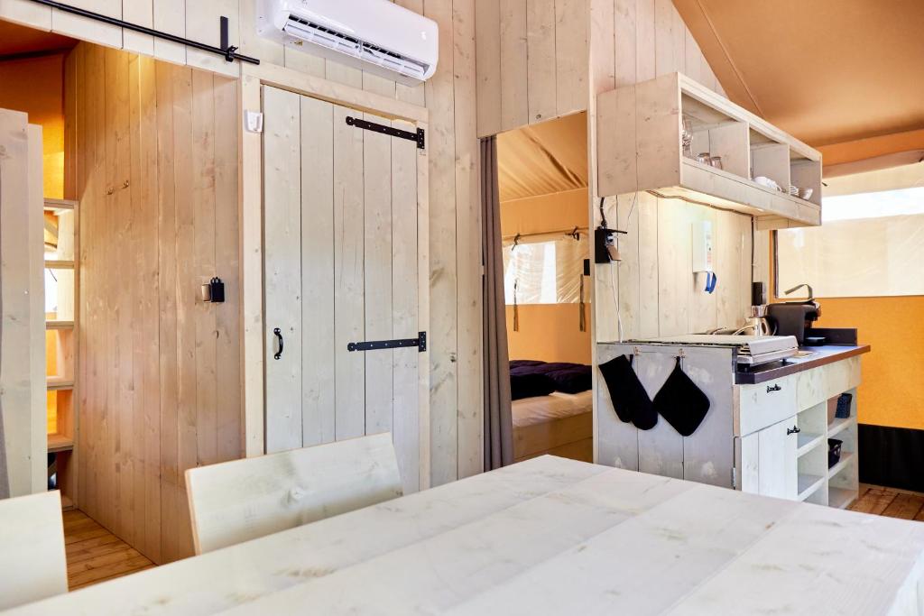 Kuchyň nebo kuchyňský kout v ubytování Glamping Costa Smeralda