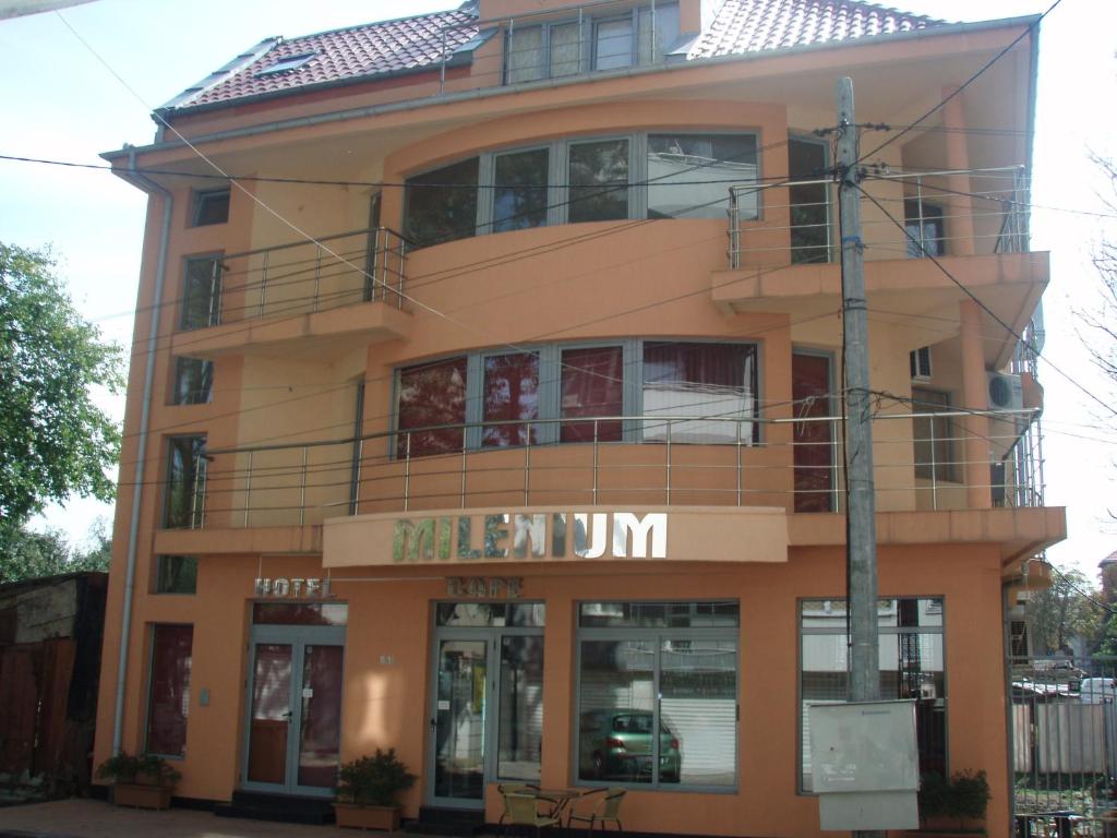 un edificio con una señal que lee melatonina en Hotel Milenium, en Sofía