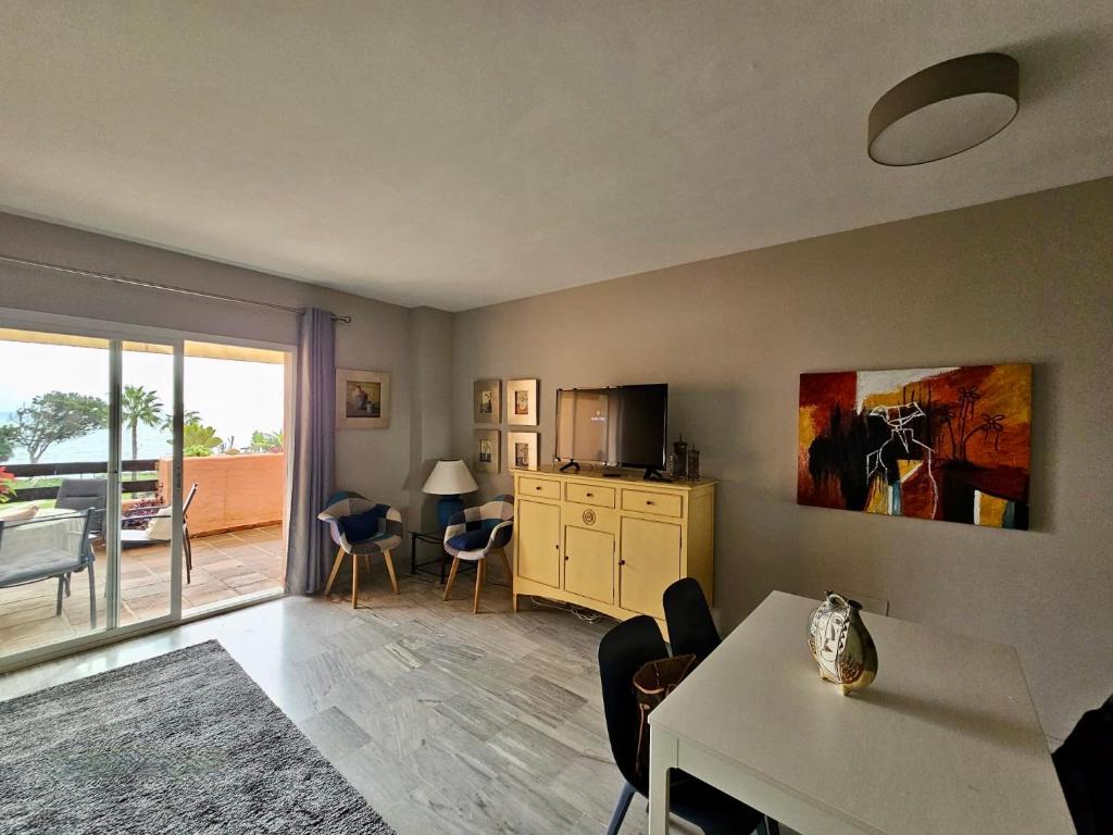 salon ze stołem i jadalnią w obiekcie Casa de Dolores w mieście Estepona