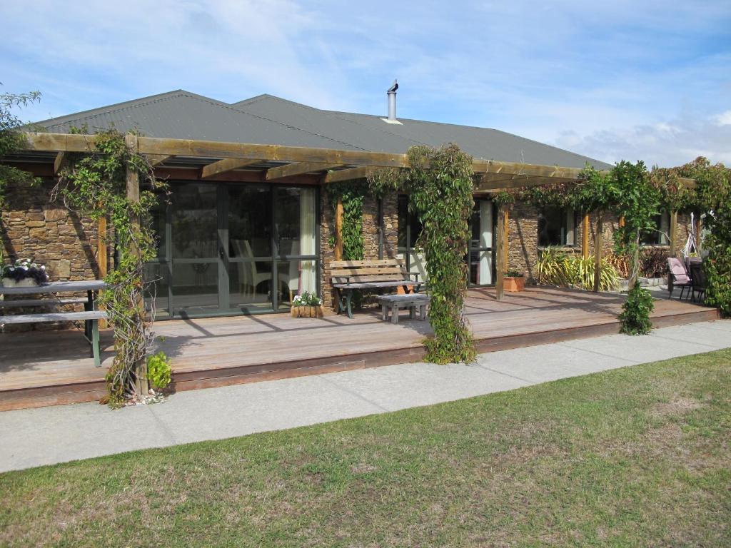 Casa con terraza de madera y mesa de picnic en Lavender Drive Bed & Breakfast, en Clyde