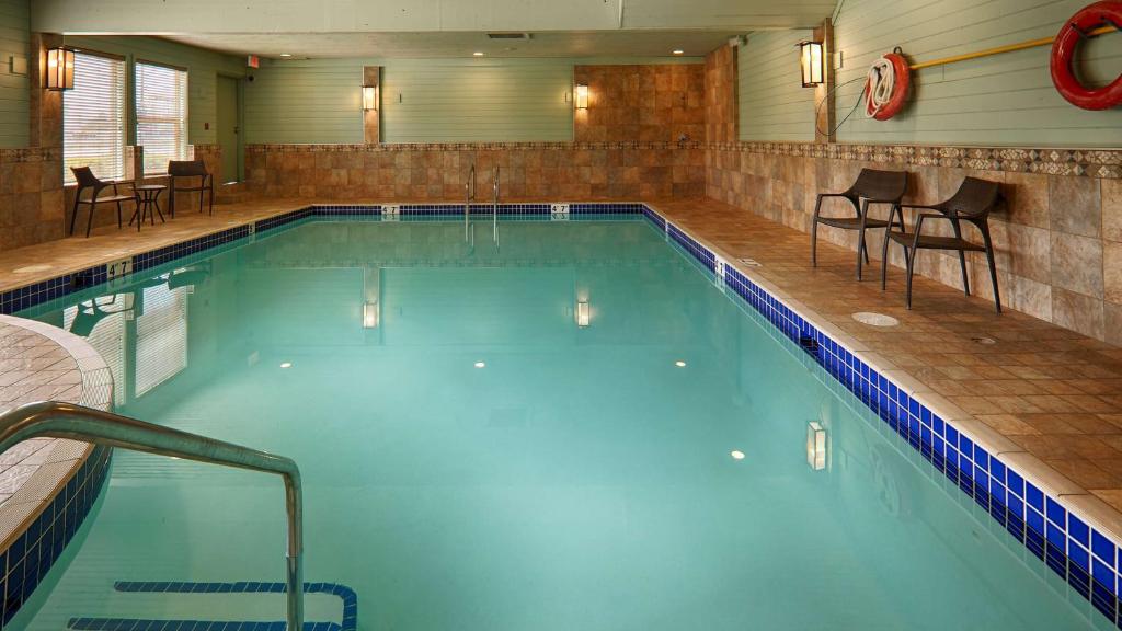Bazén v ubytování Best Western PLUS Langley Inn nebo v jeho okolí