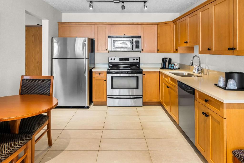 Kuchyň nebo kuchyňský kout v ubytování Best Western PLUS Langley Inn