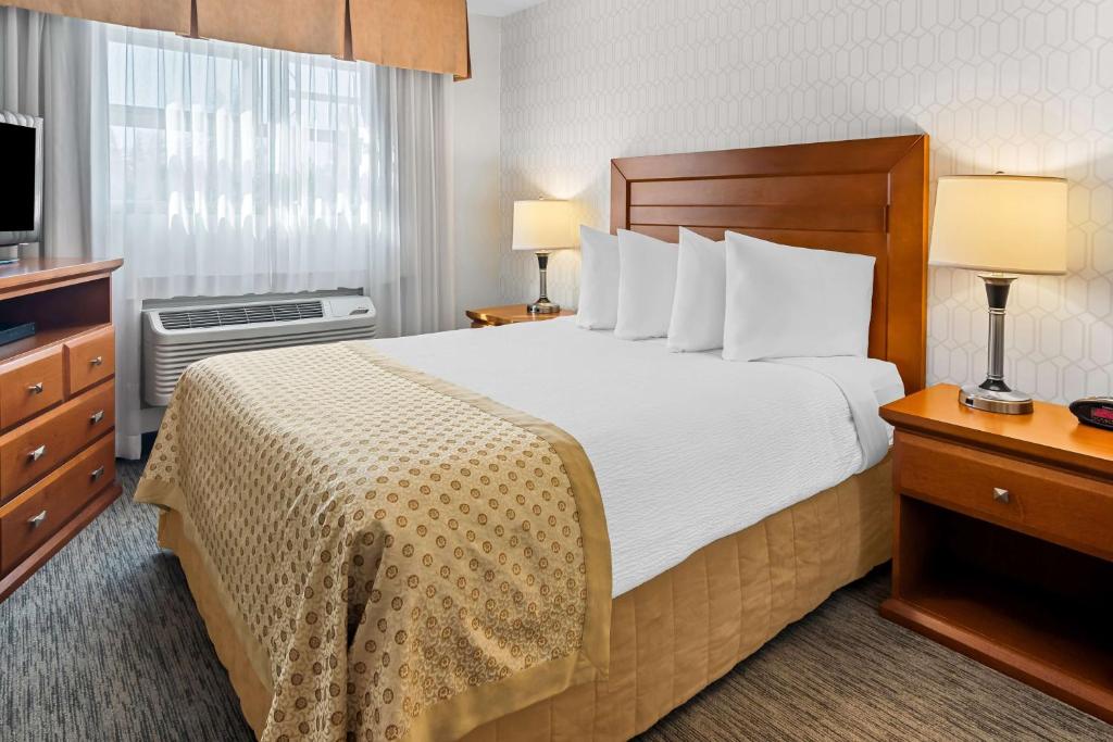 Postel nebo postele na pokoji v ubytování Best Western PLUS Langley Inn