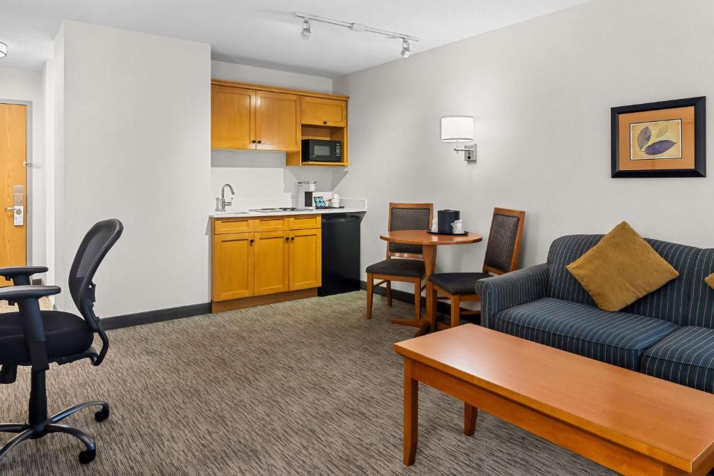 Kuchyň nebo kuchyňský kout v ubytování Best Western PLUS Langley Inn