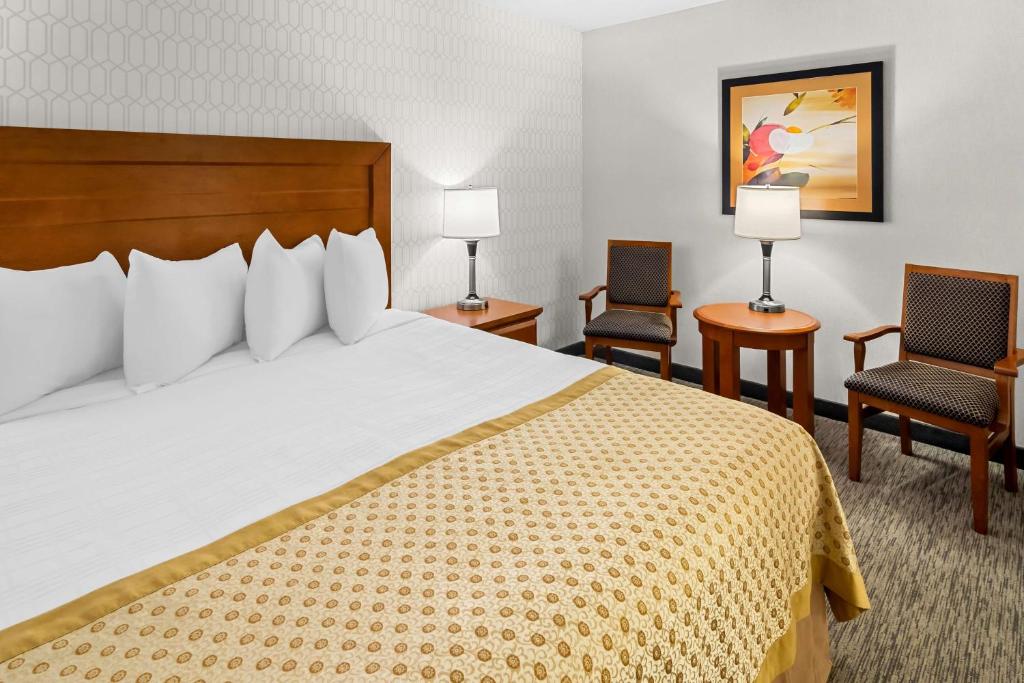 Postel nebo postele na pokoji v ubytování Best Western PLUS Langley Inn