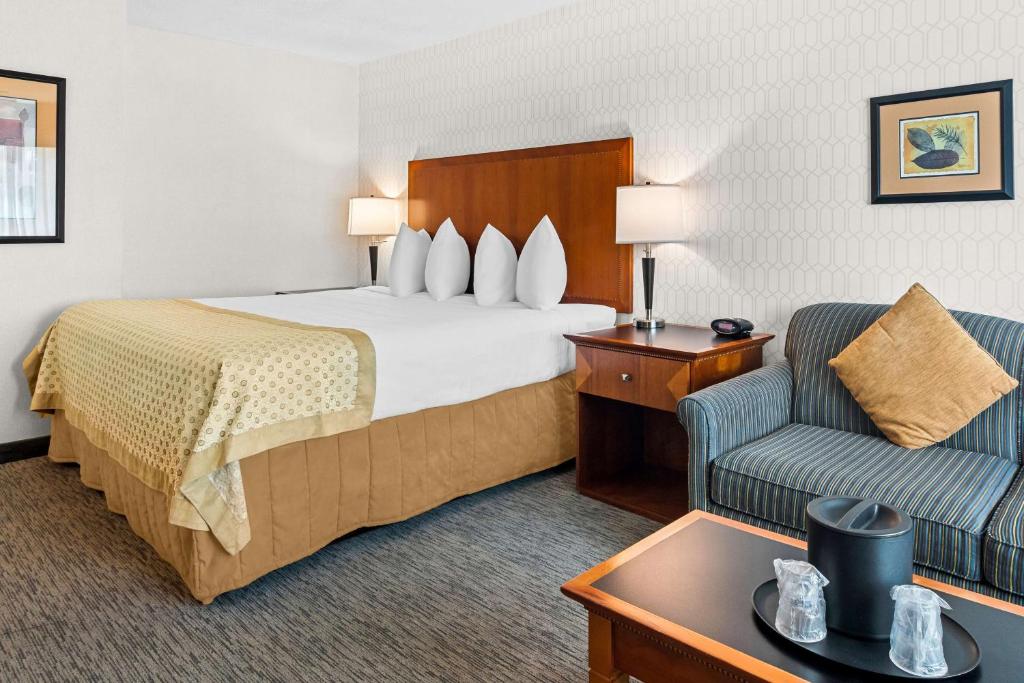Postel nebo postele na pokoji v ubytování Best Western PLUS Langley Inn