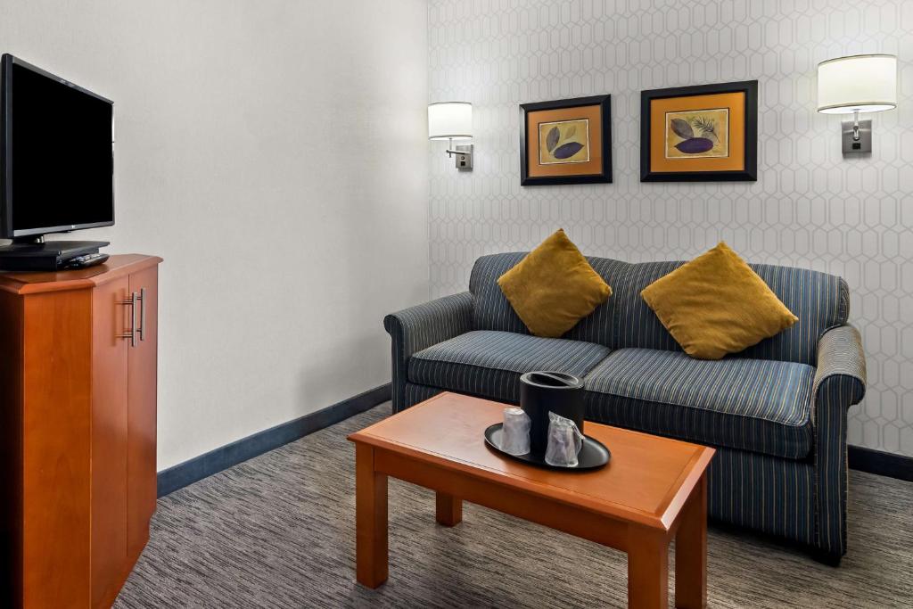 TV a/nebo společenská místnost v ubytování Best Western PLUS Langley Inn