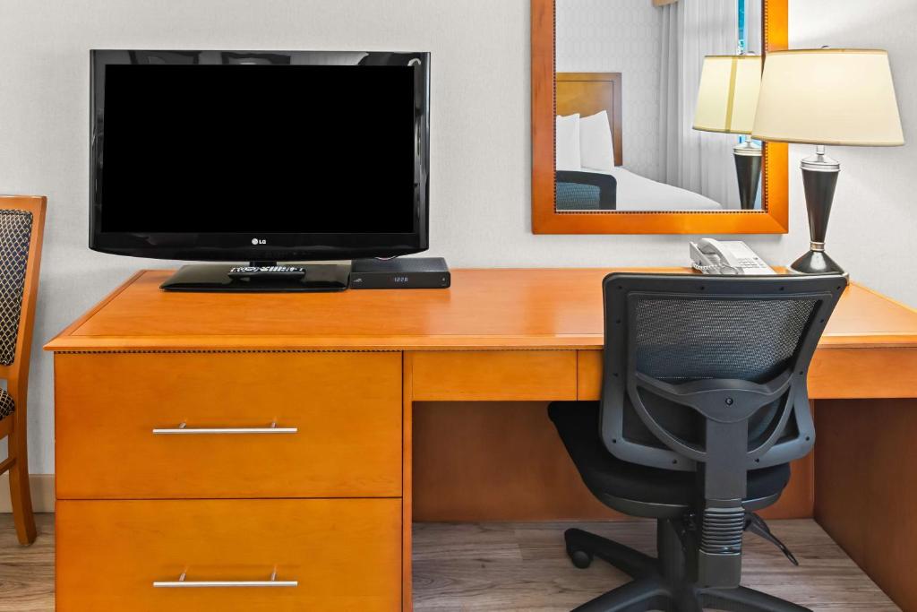 TV a/nebo společenská místnost v ubytování Best Western PLUS Langley Inn