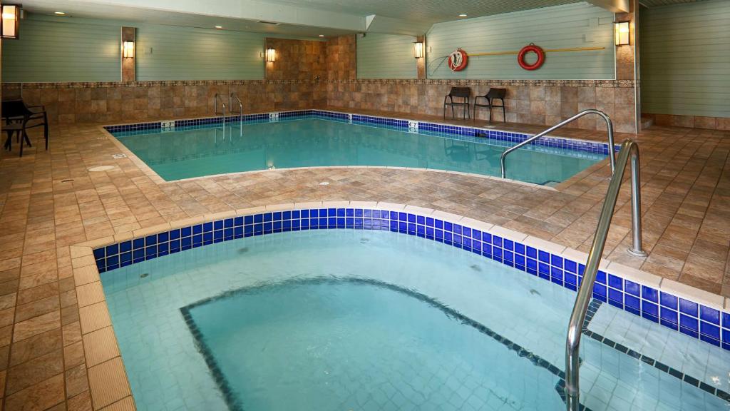 Bazén v ubytování Best Western PLUS Langley Inn nebo v jeho okolí