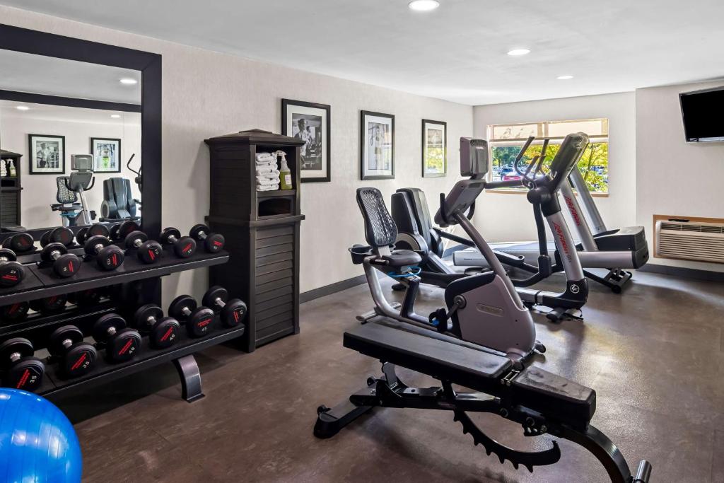 Fitness centrum a/nebo fitness zařízení v ubytování Best Western PLUS Langley Inn
