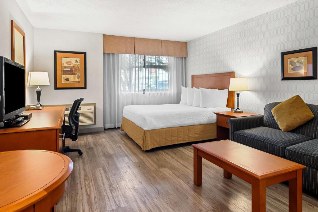 TV a/nebo společenská místnost v ubytování Best Western PLUS Langley Inn