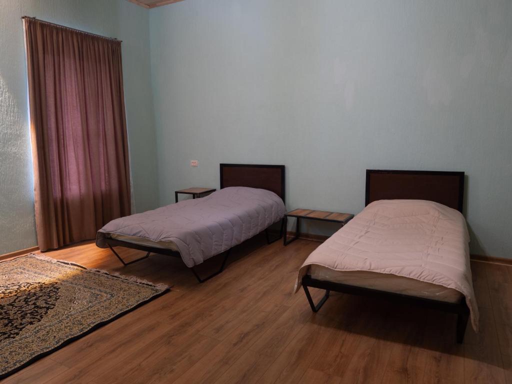 Postel nebo postele na pokoji v ubytování kutaisi base camp