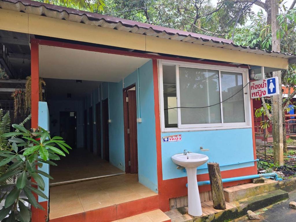 a small house with a sink in front of it at Campchamao in Ban Ra-ok