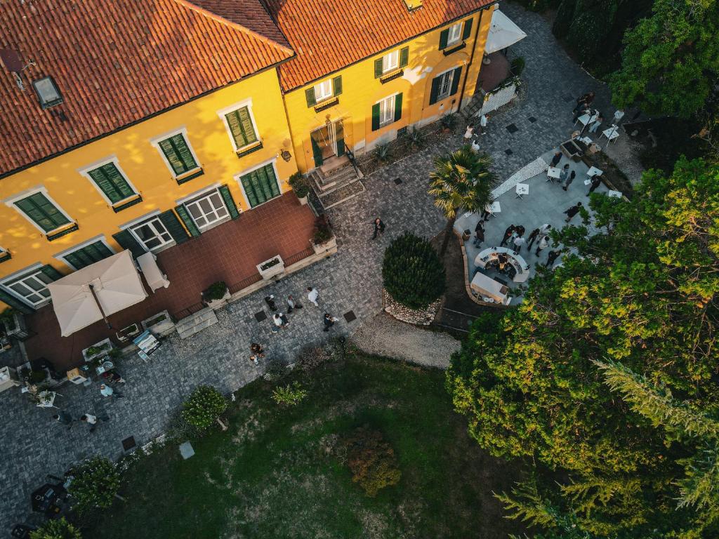 The surrounding neighborhood or a neighborhood close to a vendégházakat