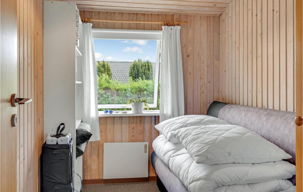A bed or beds in a room at 3 Bedroom Stunning Home In Odder