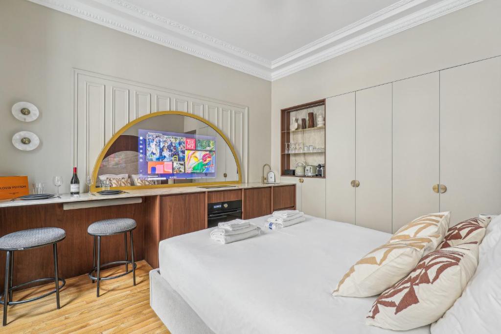 une chambre avec un lit et un bureau avec une télévision dans l'établissement Modern apartment - 2P - Parc Monceau, à Paris