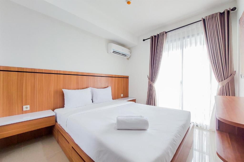 Ένα ή περισσότερα κρεβάτια σε δωμάτιο στο Great Choice 1BR Apartment Anwa Residence Bintaro By Travelio
