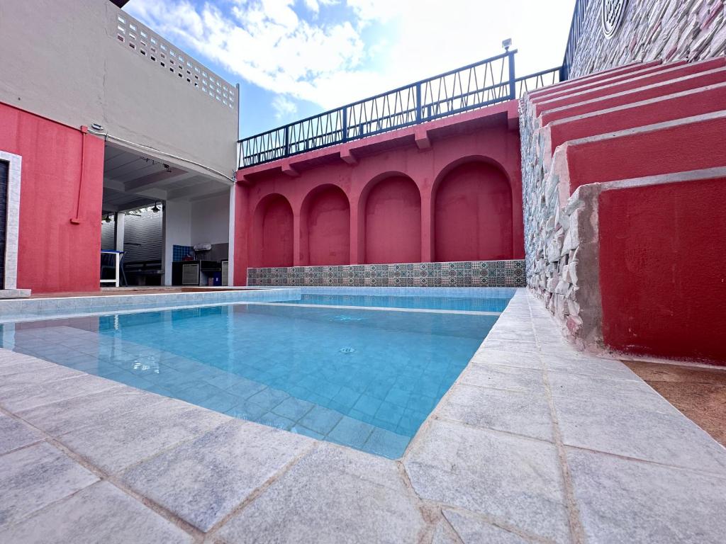 Bazén v ubytování Virawan pool kohlarn วิราวัน พูล รีสอร์ท ที่พักเกาะล้าน nebo v jeho okolí