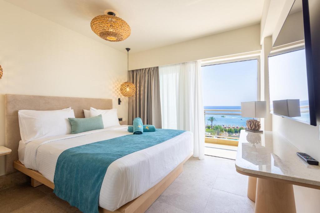 Postel nebo postele na pokoji v ubytování Pegasos Deluxe Beach Hotel