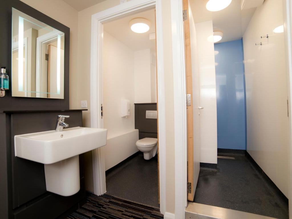 um banheiro com pia e vaso sanitário em YHA Cambridge em Cambridge