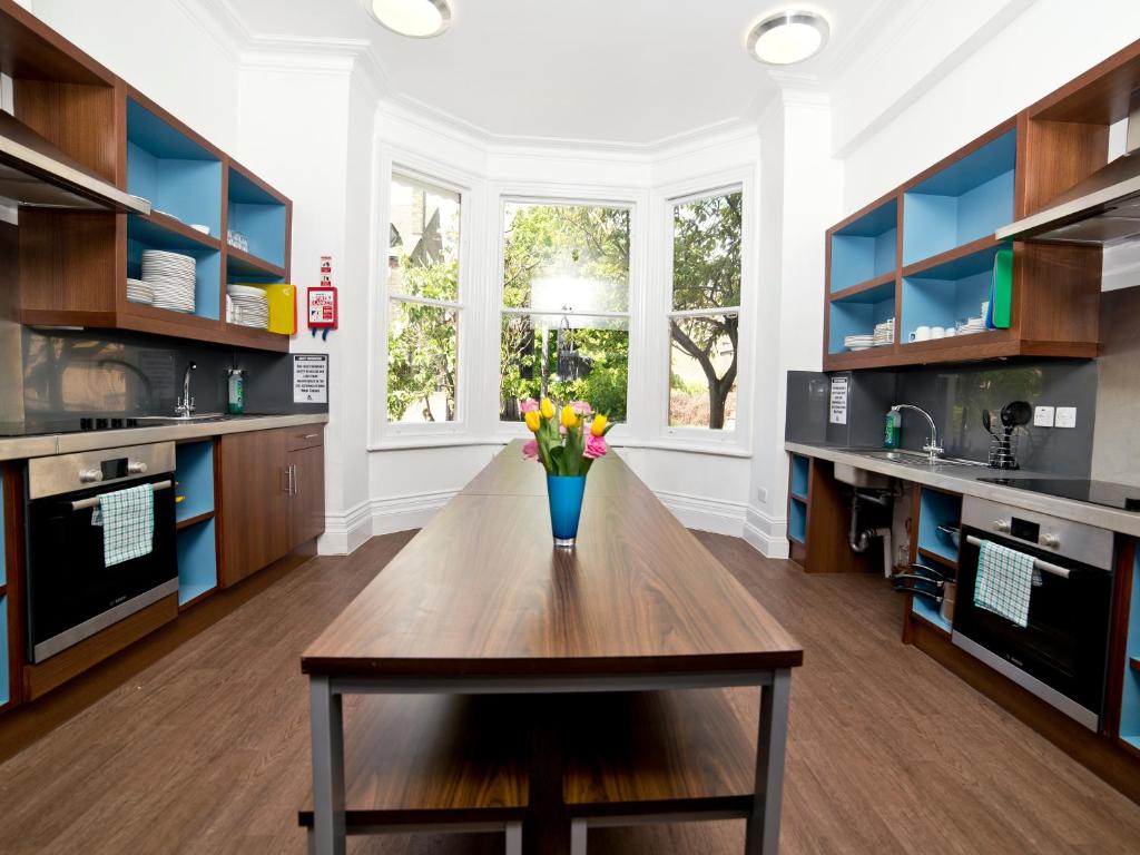 A cozinha ou kitchenette de YHA Cambridge