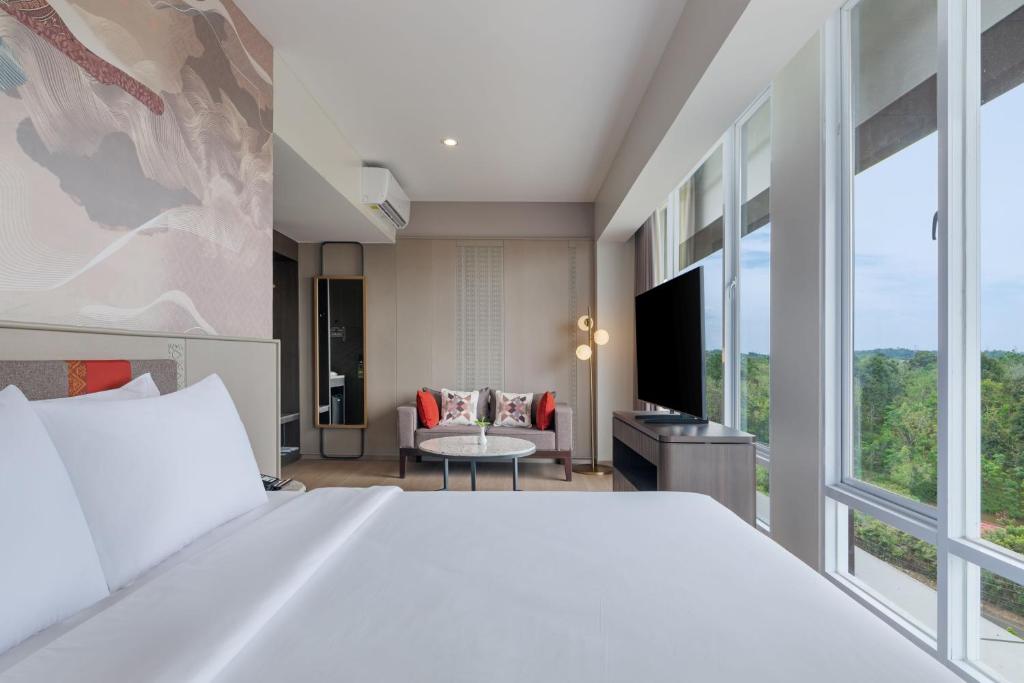 Postel nebo postele na pokoji v ubytování Hotel Santika Lahat