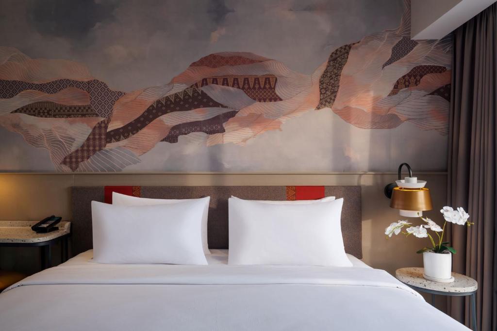 Postel nebo postele na pokoji v ubytování Hotel Santika Lahat
