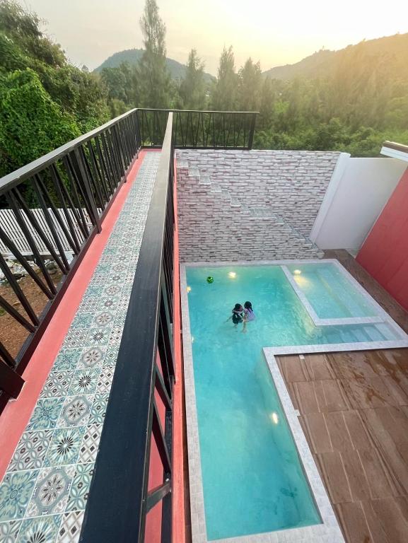 Bazén v ubytování Virawan pool kohlarn วิราวัน พูล รีสอร์ท ที่พักเกาะล้าน nebo v jeho okolí