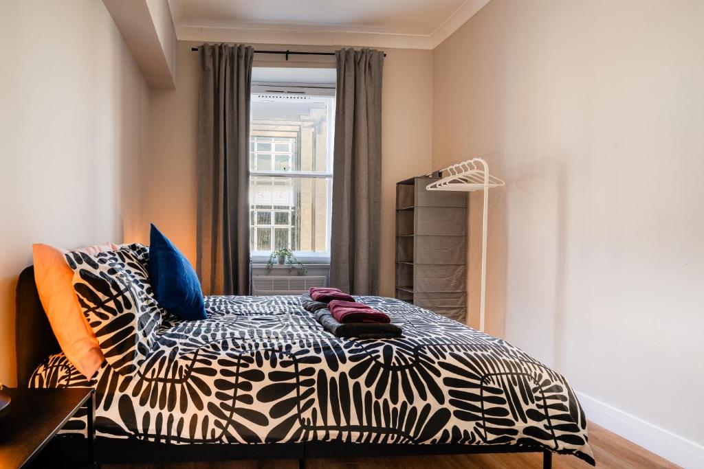 a bedroom with a bed and a window at 2 Bed Flat - Town Centre in Paisley