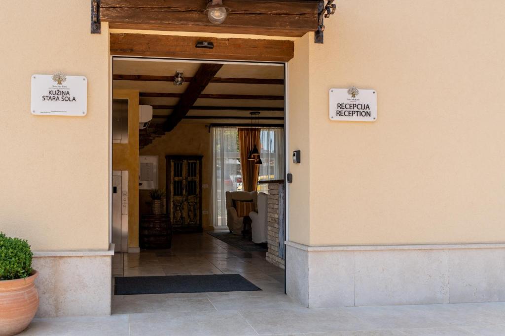 Exteriér nebo vchod ubytování Guesthouse Stara šola Korte - Oleander Resort
