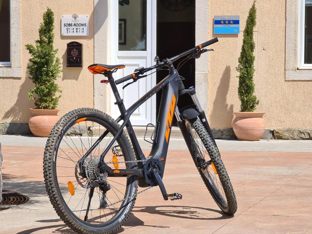 Jízda na kole v ubytování Guesthouse Stara šola Korte - Oleander Resort nebo okolí