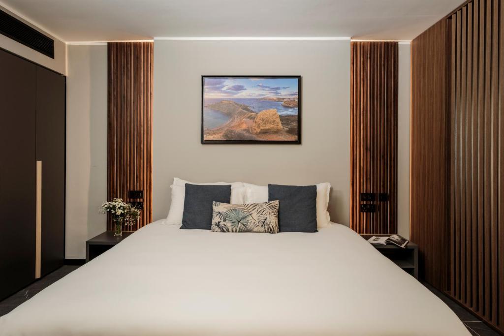 Postel nebo postele na pokoji v ubytování Isabella Suites