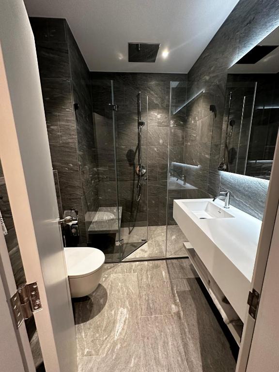 Koupelna v ubytování Hotel Schweizerhof St. Moritz